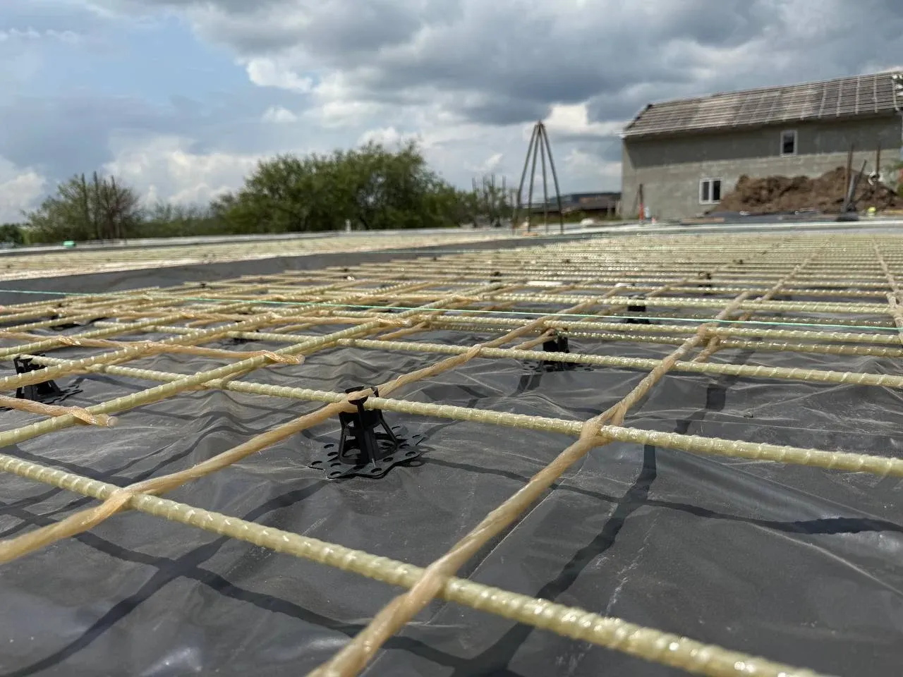 Сітка REBAR-MESH на фіксаторах на плівці перед заливкою плити