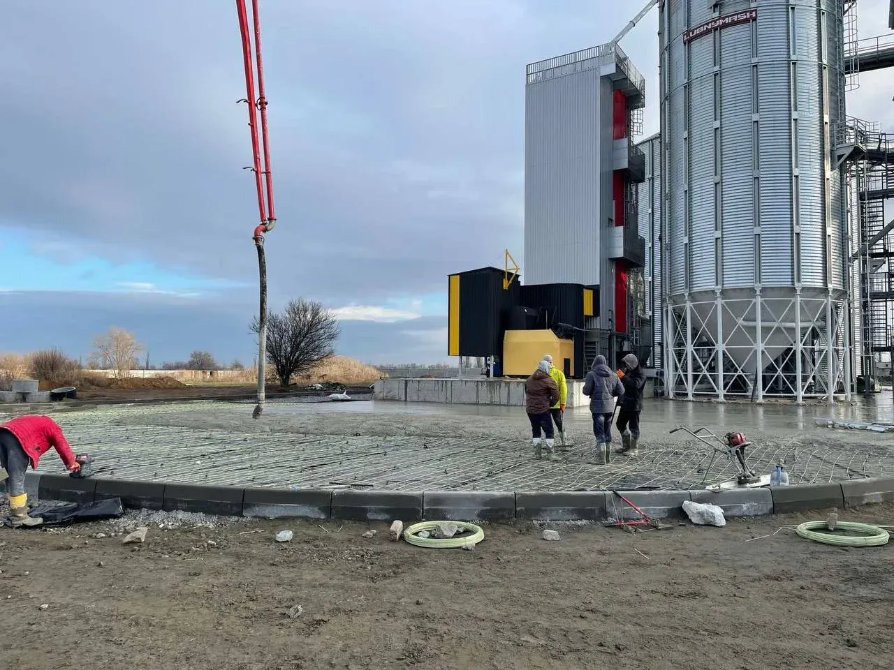 Заливка бетонної плити з композитною арматурою на елеваторі