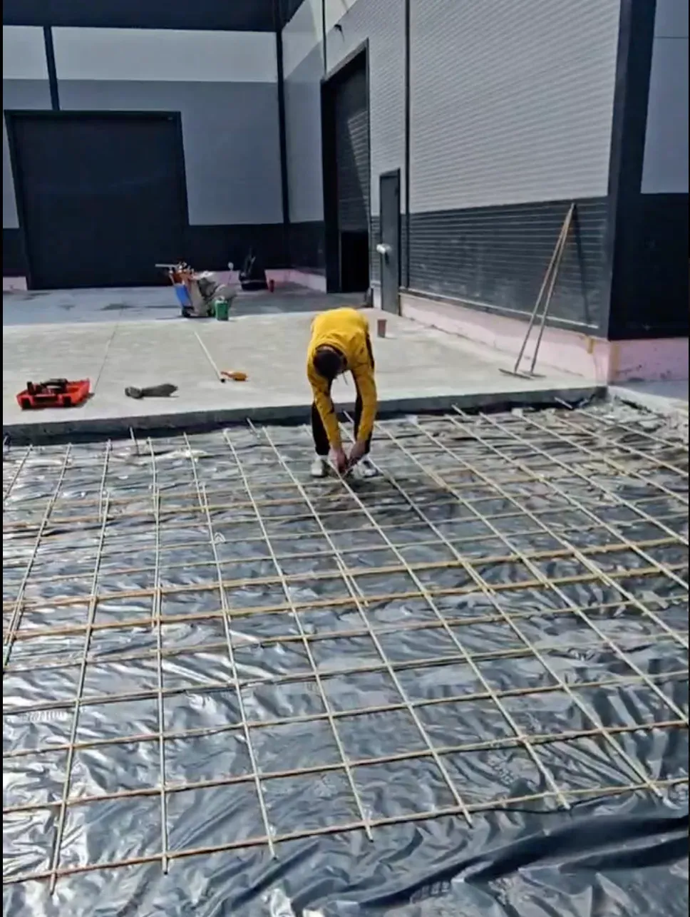 Строительная плёнка на основании под сеткой REBAR-MESH перед заливкой