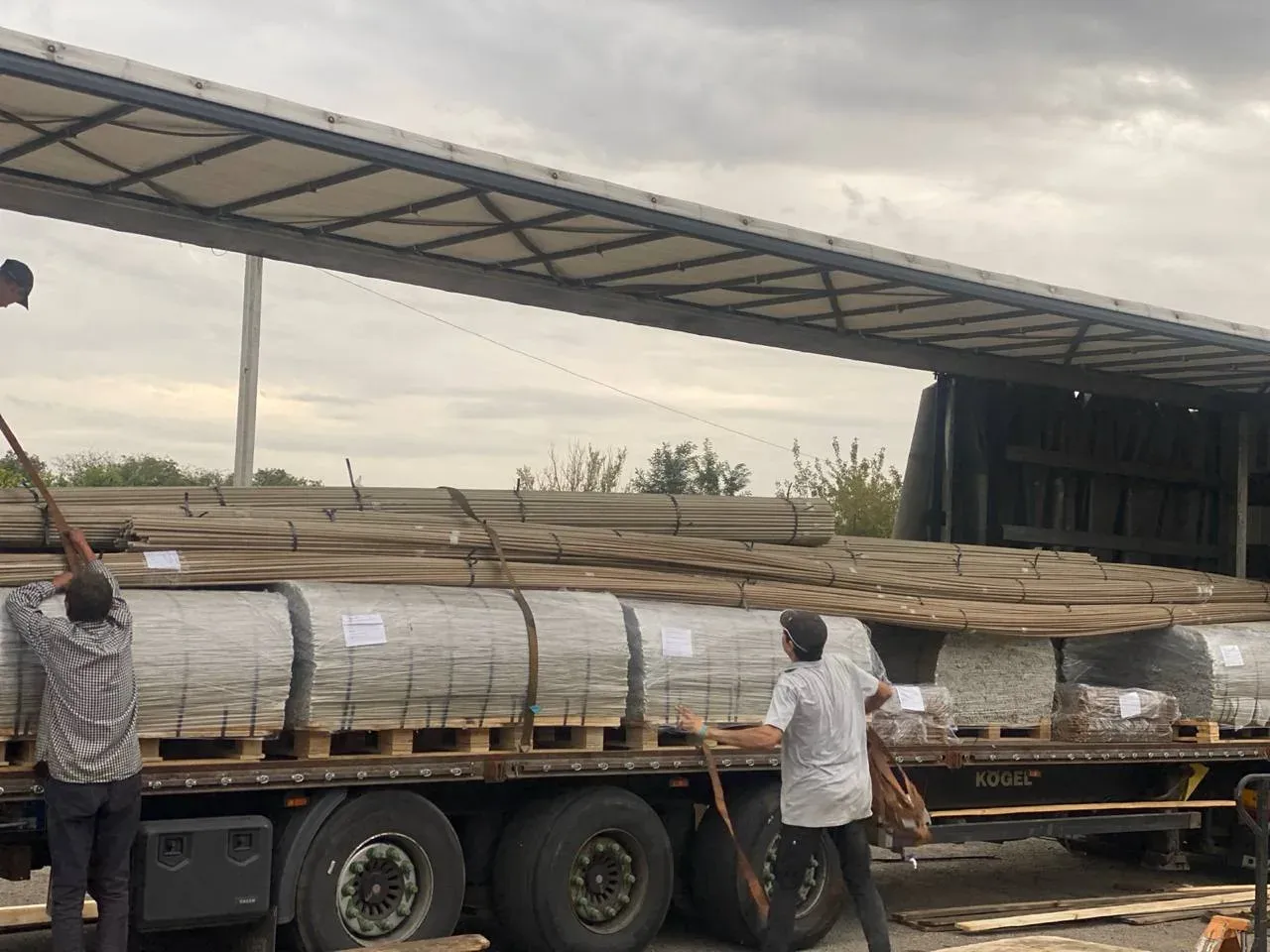 Відвантаження композитної арматури і сітки у фуру