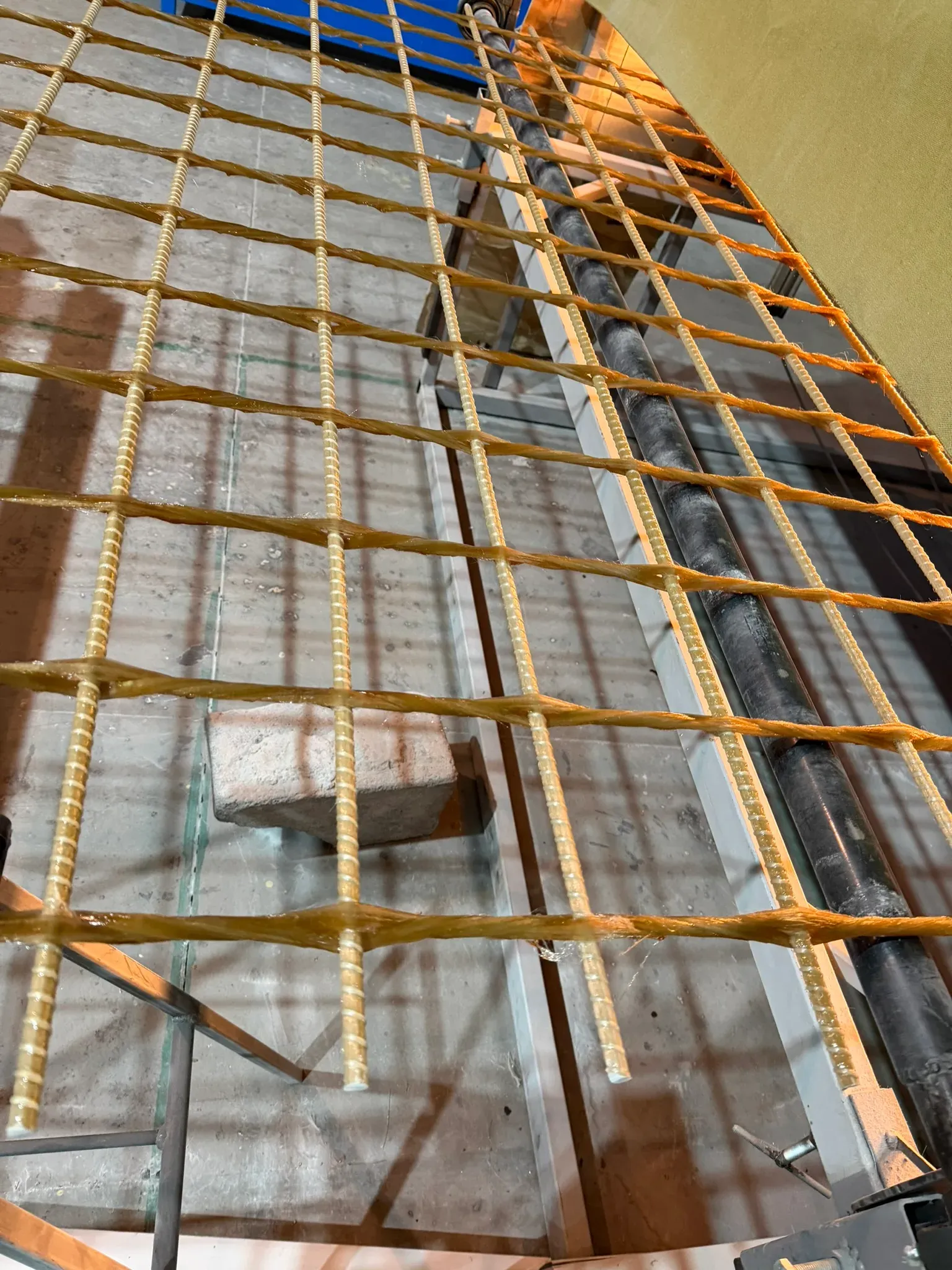 Виробництво сітки REBAR-MESH: плетіння скловолокна з епоксидною смолою